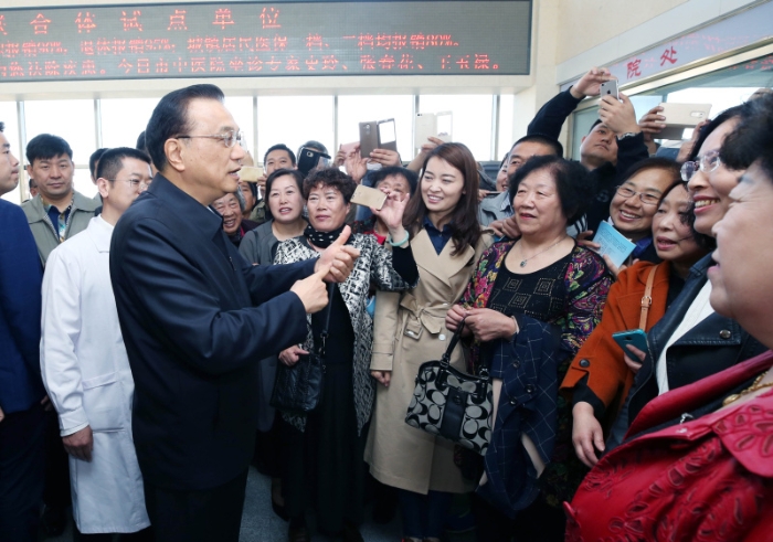 2017年4月20日，李克強(qiáng)總理在山東威海孫家疃醫(yī)院考察醫(yī)養(yǎng)結(jié)合情況。