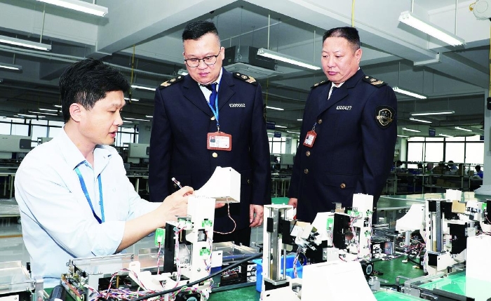 醫(yī)療器械監(jiān)管人員深入醫(yī)療器械生產(chǎn)車間開展質(zhì)量安全監(jiān)督檢查。