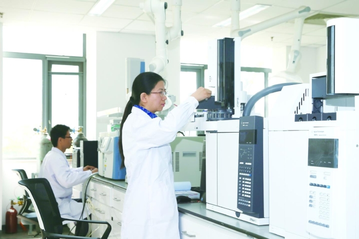 中檢院化學(xué)藥品檢定所工作人員正在進(jìn)行檢驗(yàn)檢測(cè)工作。