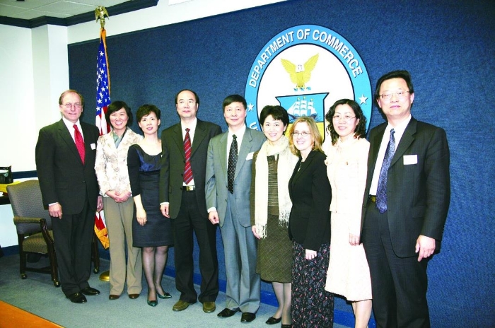 原國家食品藥品監(jiān)督管理局代表在美國商務(wù)部參加中美商貿(mào)聯(lián)委會醫(yī)藥組會談。