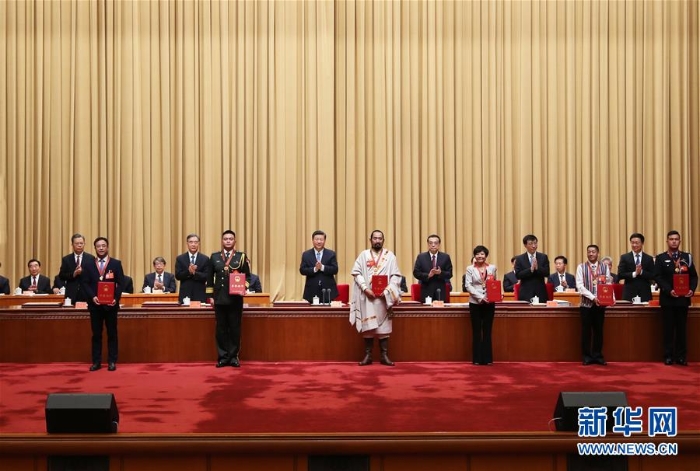 2.習(xí)近平等向受表彰的模范集體和模范個人代表頒獎。