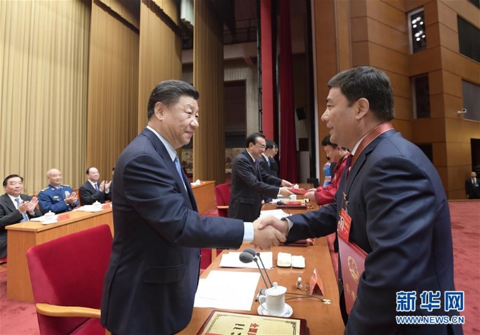 4.9月27日，全國民族團(tuán)結(jié)進(jìn)步表彰大會在北京舉行。這是習(xí)近平等向受表彰的模范集體和模范個人代表頒獎。 新華社記者 李學(xué)仁 攝