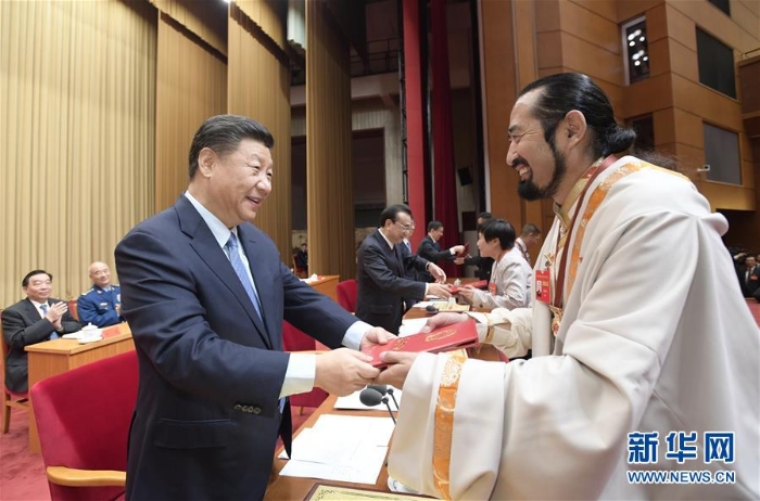 5.9月27日，全國民族團(tuán)結(jié)進(jìn)步表彰大會在北京舉行。這是習(xí)近平等向受表彰的模范集體和模范個人代表頒獎。