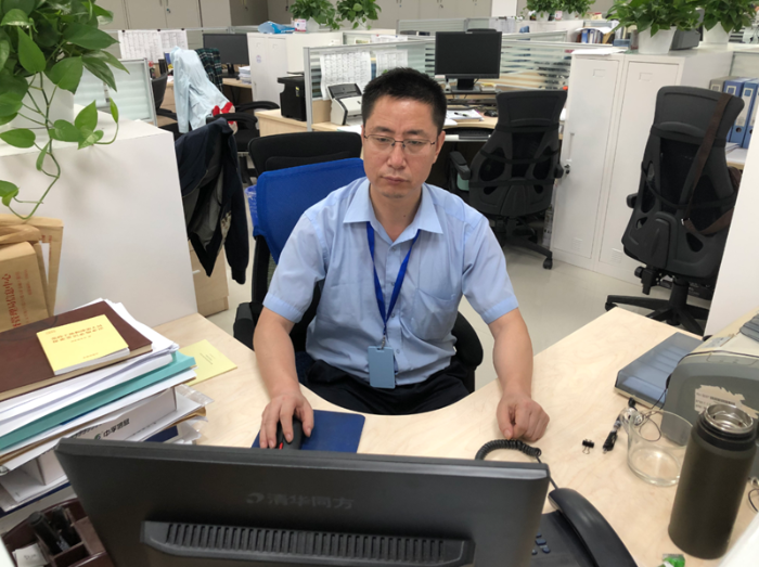 圖為孫紅在日常辦公。