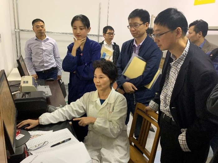 圖為參會人員參觀金華市中心醫(yī)院了解其信息化建設(shè)情況。何璇 攝