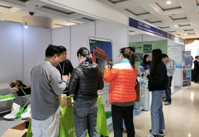 圖為參會代表在展覽區(qū)參觀、交流。