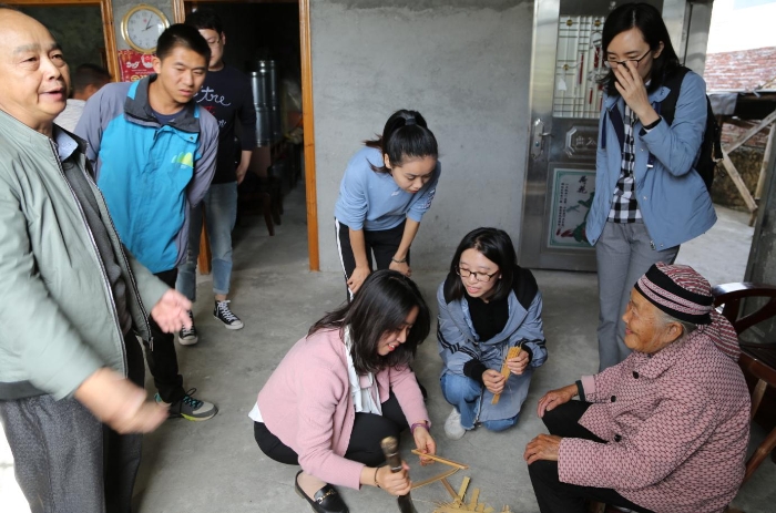 在武當(dāng)鎮(zhèn)崗上村進(jìn)行精準(zhǔn)扶貧專(zhuān)項(xiàng)調(diào)研并慰問(wèn)4戶(hù)貧困戶(hù).