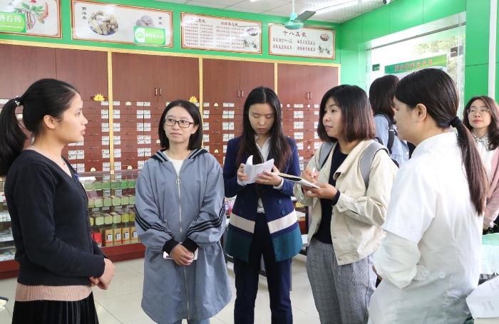 走訪(fǎng)華爾康連鎖藥店，了解執(zhí)業(yè)藥師是否在崗、處方藥銷(xiāo)售等情況