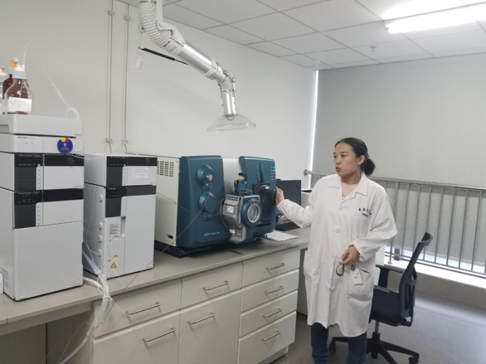 珠海市食品藥品檢驗(yàn)所藥品室主任熊瑛向采訪團(tuán)介紹該所先進(jìn)設(shè)備 珠海市食品藥品檢驗(yàn)所藥品室主任熊瑛向采訪團(tuán)介紹該所先進(jìn)設(shè)備