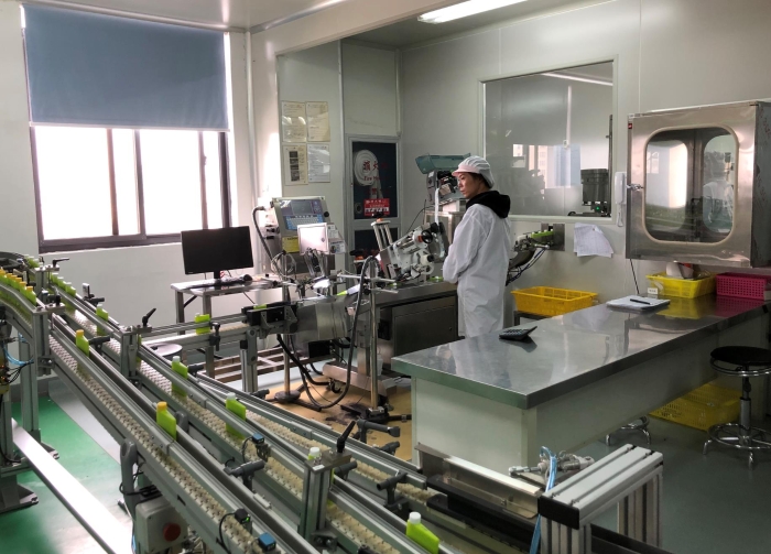 工人在生產(chǎn)線上作業(yè)