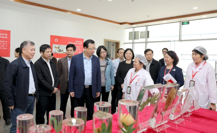 圖為廣西壯族自治區(qū)人民政府副主席李彬一行參觀廣西壯族自治區(qū)醫(yī)療器械檢測(cè)中心電磁兼容（EMC）檢測(cè)實(shí)驗(yàn)室。（程奇攝）