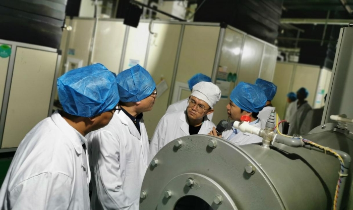 圖為參訓(xùn)學(xué)員參觀玉溪沃森生物技術(shù)有限公司生產(chǎn)車間