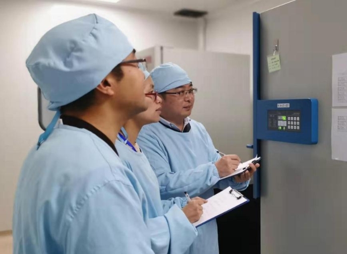 圖為派駐檢查員在疫苗生產(chǎn)企業(yè)檢查疫苗原液生產(chǎn)車間毒種庫(江蘇藥監(jiān)局供圖) 圖為派駐檢查員在疫苗生產(chǎn)企業(yè)檢查疫苗原液生產(chǎn)車間毒種庫(江蘇藥監(jiān)局供圖)