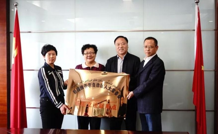 圖為授牌儀式現(xiàn)場。（新疆維吾爾自治區(qū)市場監(jiān)督管理局供圖）