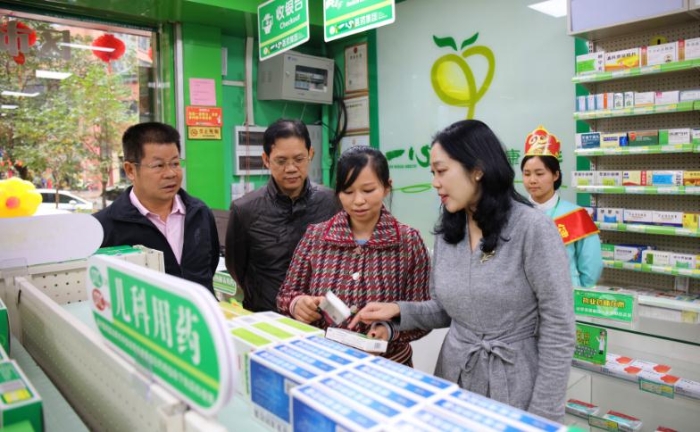 圖為檢查組在藥店進(jìn)行檢查。（李舒雯攝）