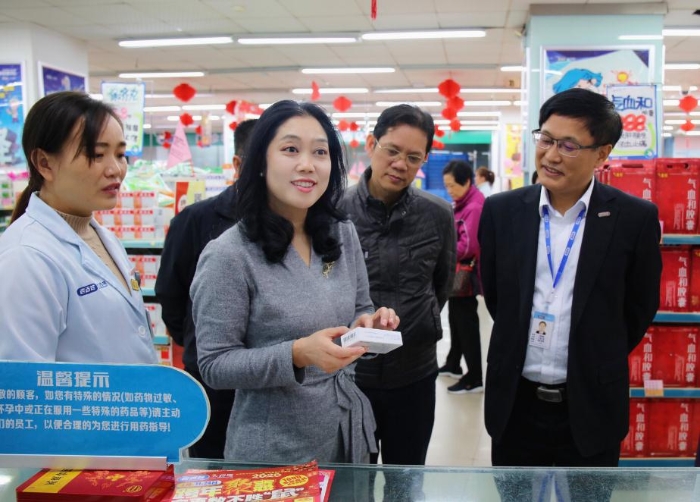 圖為檢查組在藥店進(jìn)行檢查。李舒雯攝