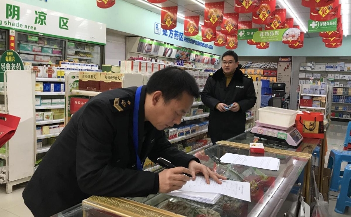 圖為市場(chǎng)監(jiān)管執(zhí)法人員在貴州一樹(shù)民生藥業(yè)連鎖有限公司銅仁市火車(chē)站分店進(jìn)行安全檢查。