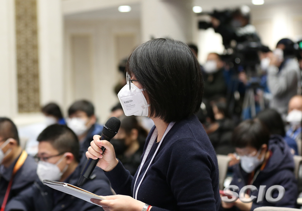 新加坡聯(lián)合早報(bào)記者提問(wèn)(焦非 攝) 新加坡聯(lián)合早報(bào)記者提問(wèn)(焦非 攝)