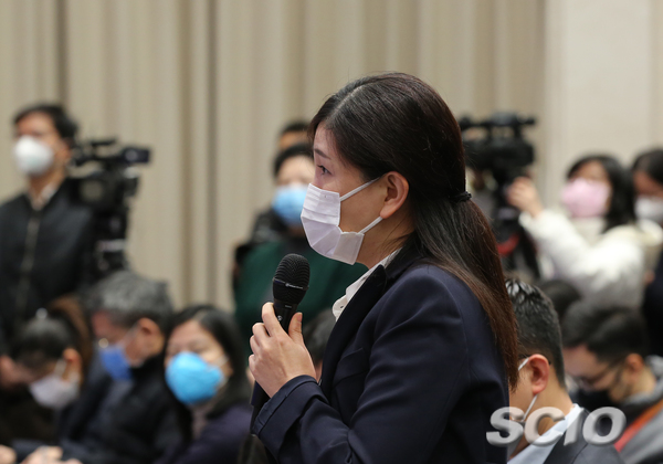 中央廣播電視總臺(tái)央視記者提問(wèn)(焦非 攝) 中央廣播電視總臺(tái)央視記者提問(wèn)(焦非 攝)