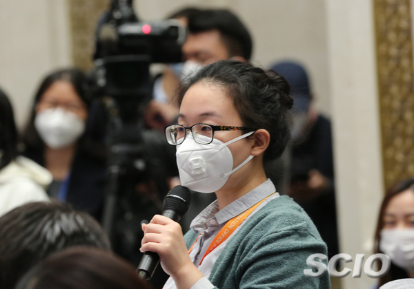 北京青年報(bào)記者提問(wèn)(焦非 攝) 北京青年報(bào)記者提問(wèn)(焦非 攝)