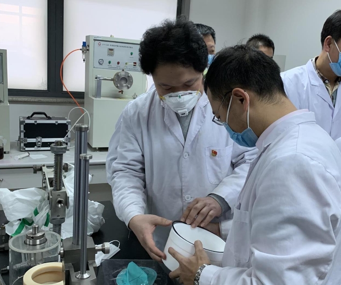 圖為醫(yī)用防護(hù)口罩過濾效率與氣流阻力測試。（中國食品藥品網(wǎng)記者楊菲 攝）