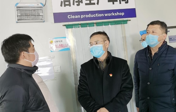 圖為河南省藥監(jiān)局黨組書記雷生云（中）檢查醫(yī)用防護(hù)類醫(yī)療器械生產(chǎn)企業(yè)。