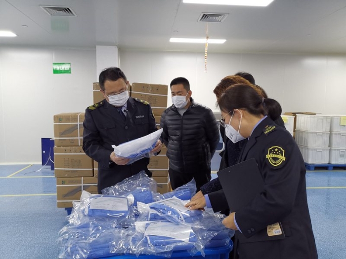 圖為威海市市場監(jiān)督管理局執(zhí)法人員在威海威高醫(yī)用材料有限公司進(jìn)行現(xiàn)場檢查
