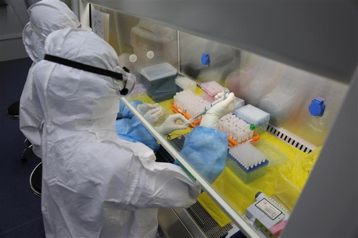 “火眼”自動化提取室內(nèi)，檢測人員在進(jìn)行自動化核酸提取的樣本準(zhǔn)備。