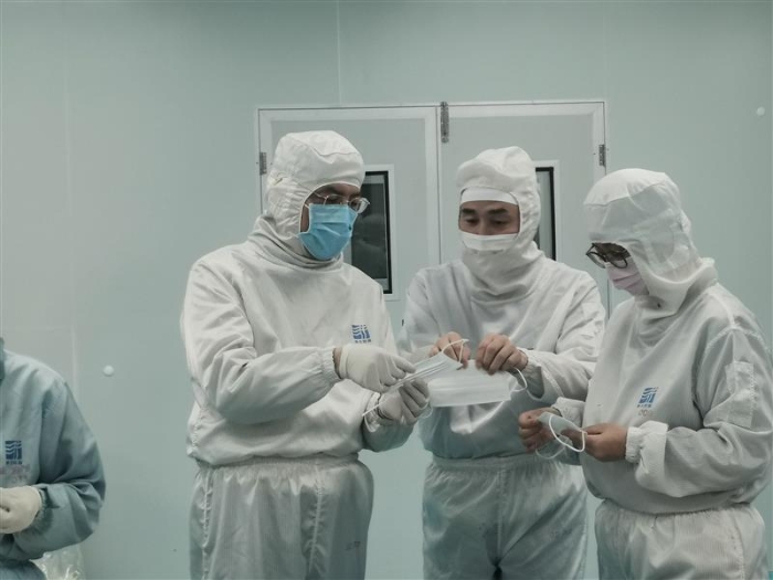 2月9日，海南省藥品監(jiān)督管理局黨組書記、局長(zhǎng)賈寧帶隊(duì)赴海南康芝藥業(yè)股份有限公司，現(xiàn)場(chǎng)指導(dǎo)醫(yī)用口罩生產(chǎn)籌備工作。海南省局供圖