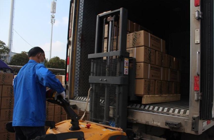 工作人員正在運(yùn)送藥品 工作人員正在運(yùn)送藥品