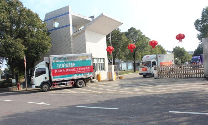 貨運(yùn)車隊(duì)滿載麻杏宣肺顆粒駛出廠區(qū) 貨運(yùn)車隊(duì)滿載麻杏宣肺顆粒駛出廠區(qū)