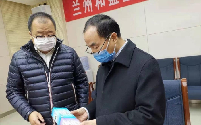 圖為甘肅省藥品監(jiān)督管理局黨組書記、局長(zhǎng)宋保才（右一）在藥品生產(chǎn)企業(yè)檢查藥品安全生產(chǎn)情況  甘肅省藥監(jiān)局供圖