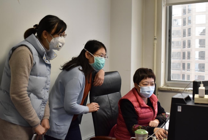 正在工作中的馬玉楠部長、劉宗英老師與劉麗鶴。