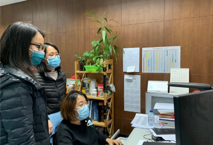 項目管理人正在溝通協(xié)調(diào)。
