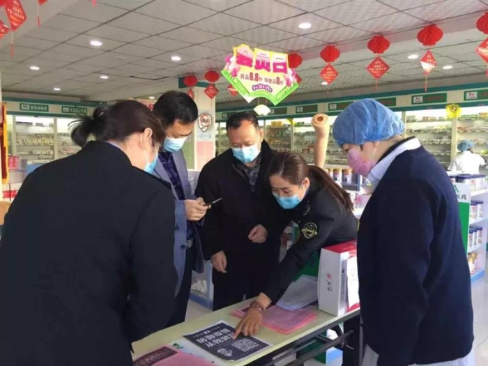 圖為該局執(zhí)法人員在一家藥店檢查。 (2)