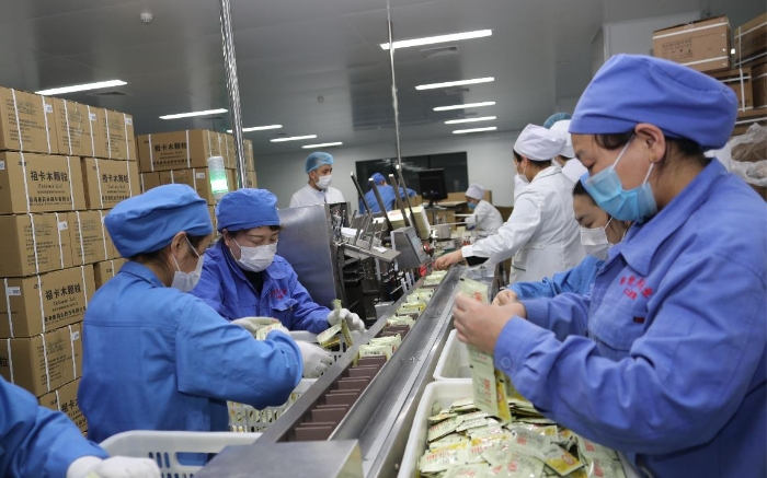 圖為新奇康藥業(yè)股份有限公司生產(chǎn)車間。