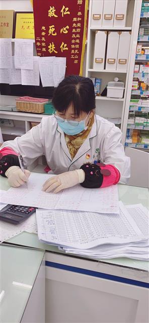 陸萍在統(tǒng)計(jì)口罩發(fā)放情況。