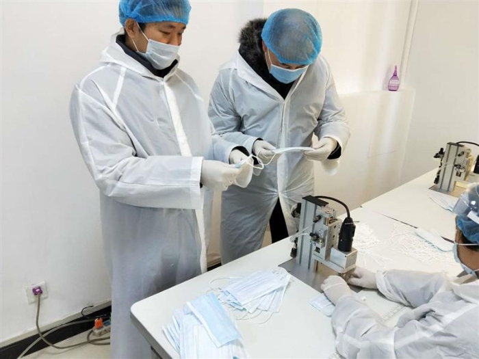 新疆維吾爾自治區(qū)藥監(jiān)局特派員余俊華（左）在企業(yè)指導工作，解決企業(yè)生產(chǎn)中遇到的難題。（馬少賓 攝）