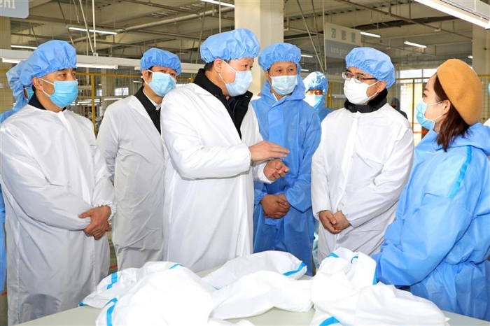 圖為陜西省藥監(jiān)局黨組書記、局長(zhǎng)應(yīng)宏鋒（左三）一行赴醫(yī)用防護(hù)用品生產(chǎn)企業(yè)督導(dǎo)檢查。（趙光 攝）