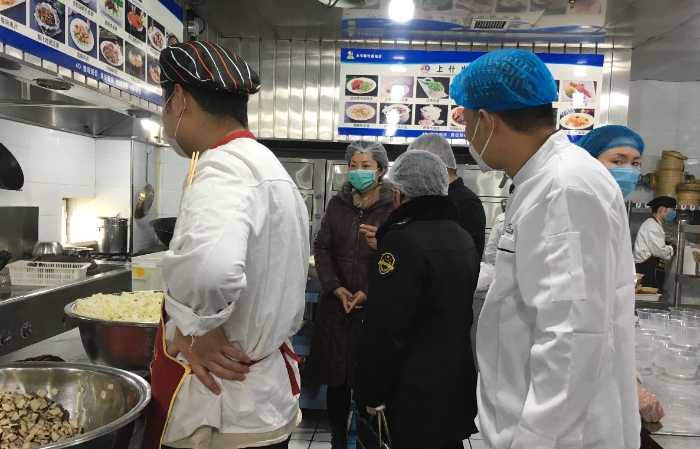 哈密市市場監(jiān)管人員開展現(xiàn)場檢查。