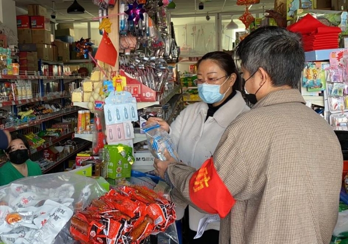 獨山子區(qū)市場監(jiān)管人員開展現(xiàn)場檢查。