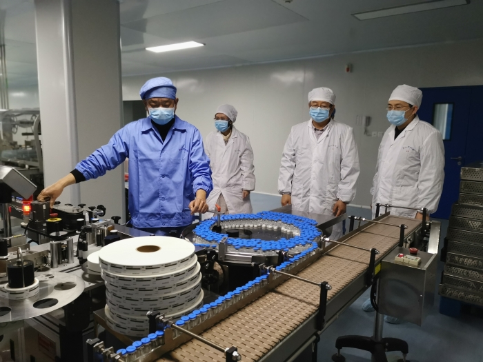 圖為湖北省藥監(jiān)局武漢分局執(zhí)法人員在一家藥品生產(chǎn)企業(yè)檢查。（湖北省藥監(jiān)局武漢分局供圖）