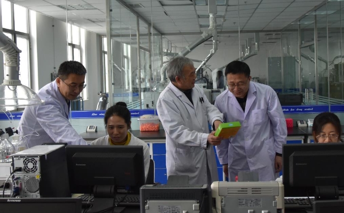 圖為化妝品檢驗人員在討論工作（遼寧省藥檢院供圖）.