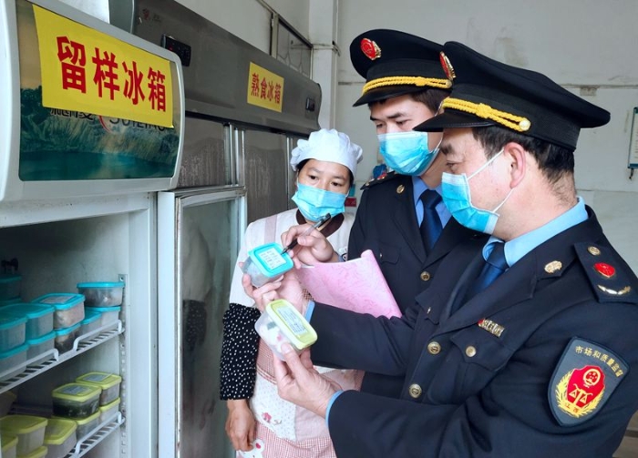 江西于都：開展畢業(yè)年級學(xué)生返校“第一餐”食品檢查 (2)