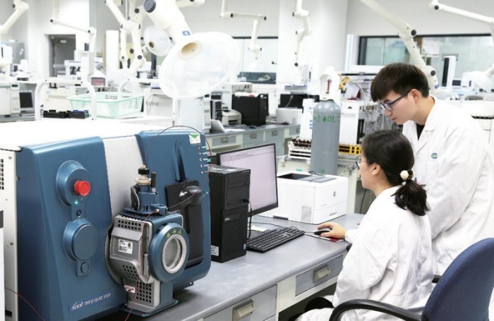 上海市食藥檢所中藥室技術(shù)人員在進(jìn)行中藥中農(nóng)藥殘留量檢測。