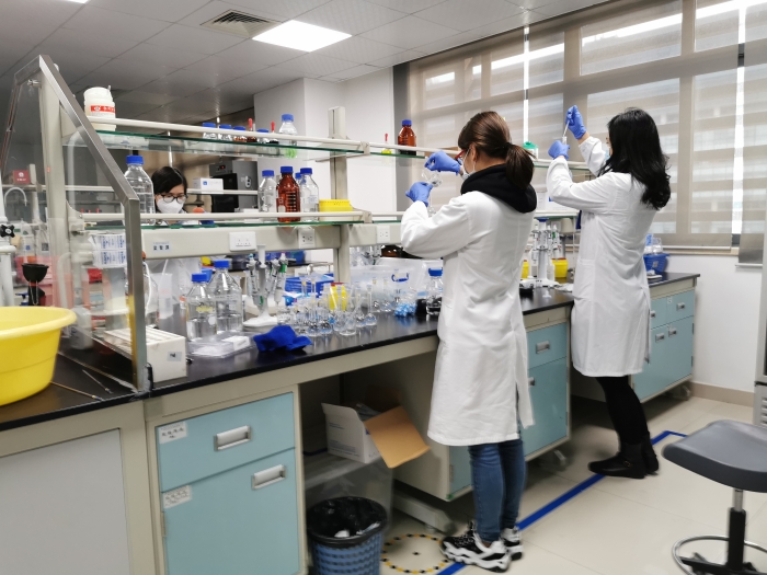 圖為深圳藥檢院工作人員正在實(shí)驗(yàn)室檢驗(yàn)。