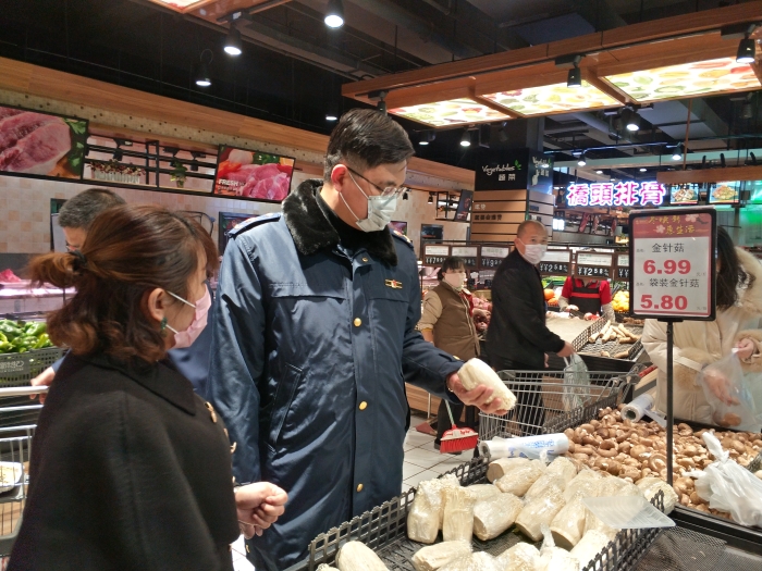 圖為李兵（左二）在超市檢查。