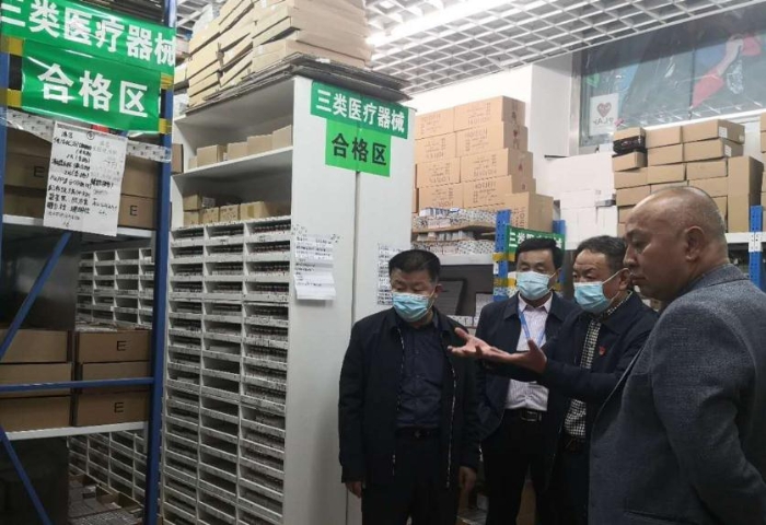 調(diào)研組正在對醫(yī)療器械經(jīng)營企業(yè)進(jìn)行檢查。（楊鴻雁 攝）