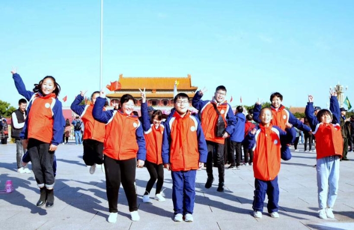 2019年10月臨泉醫(yī)藥希望小學(xué)14名師生赴京參加“聚力助學(xué)，愛(ài)心圓夢(mèng)”活動(dòng)。