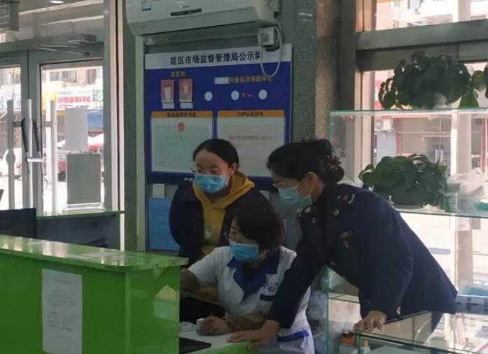 該局監(jiān)管人員正在藥品流通企業(yè)檢查特殊藥品管理制度。昆都侖區(qū)市場(chǎng)監(jiān)管局供圖